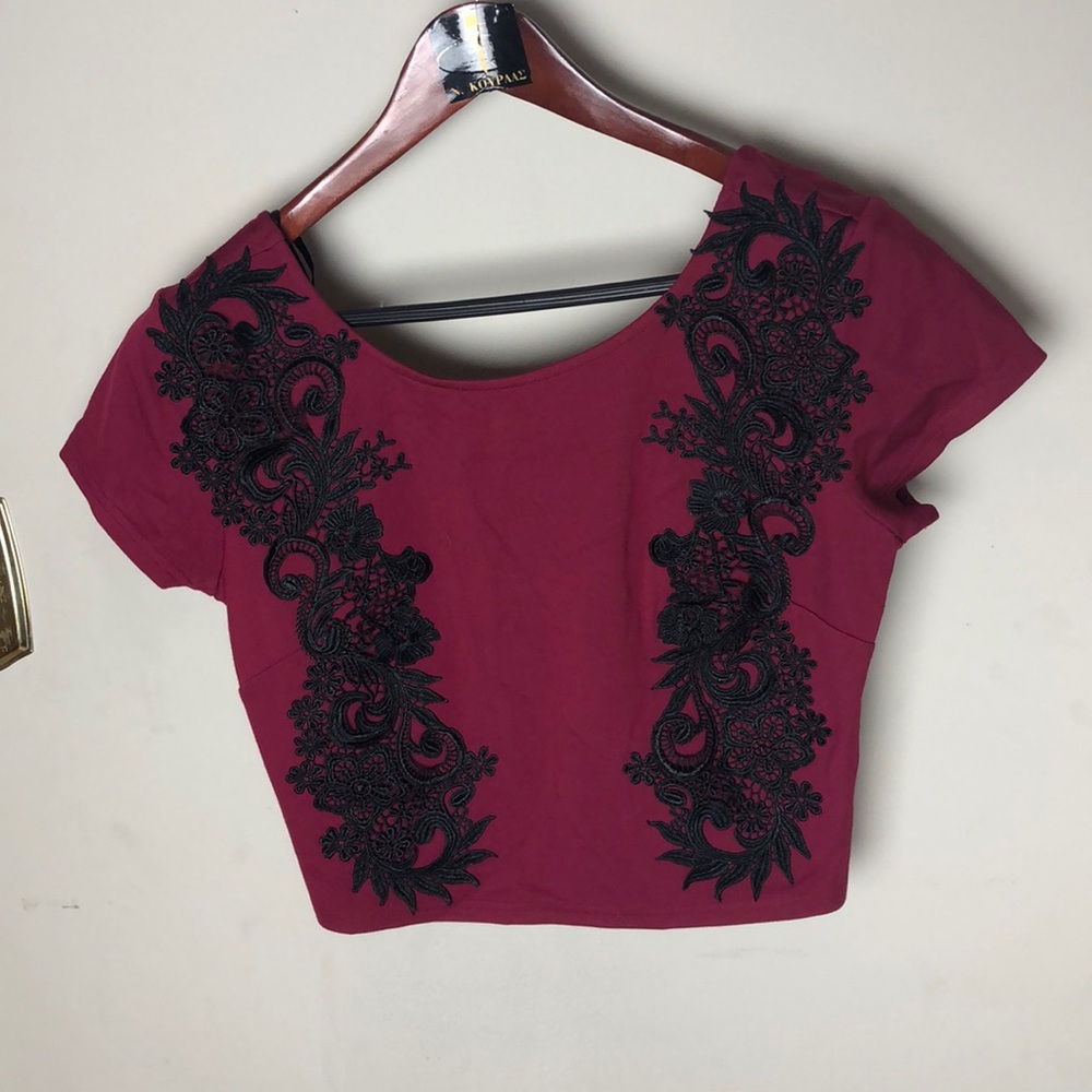Crop top with black lace
